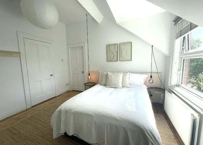4Br Spacious Home- 5 Mins To City- Free Secure Parking